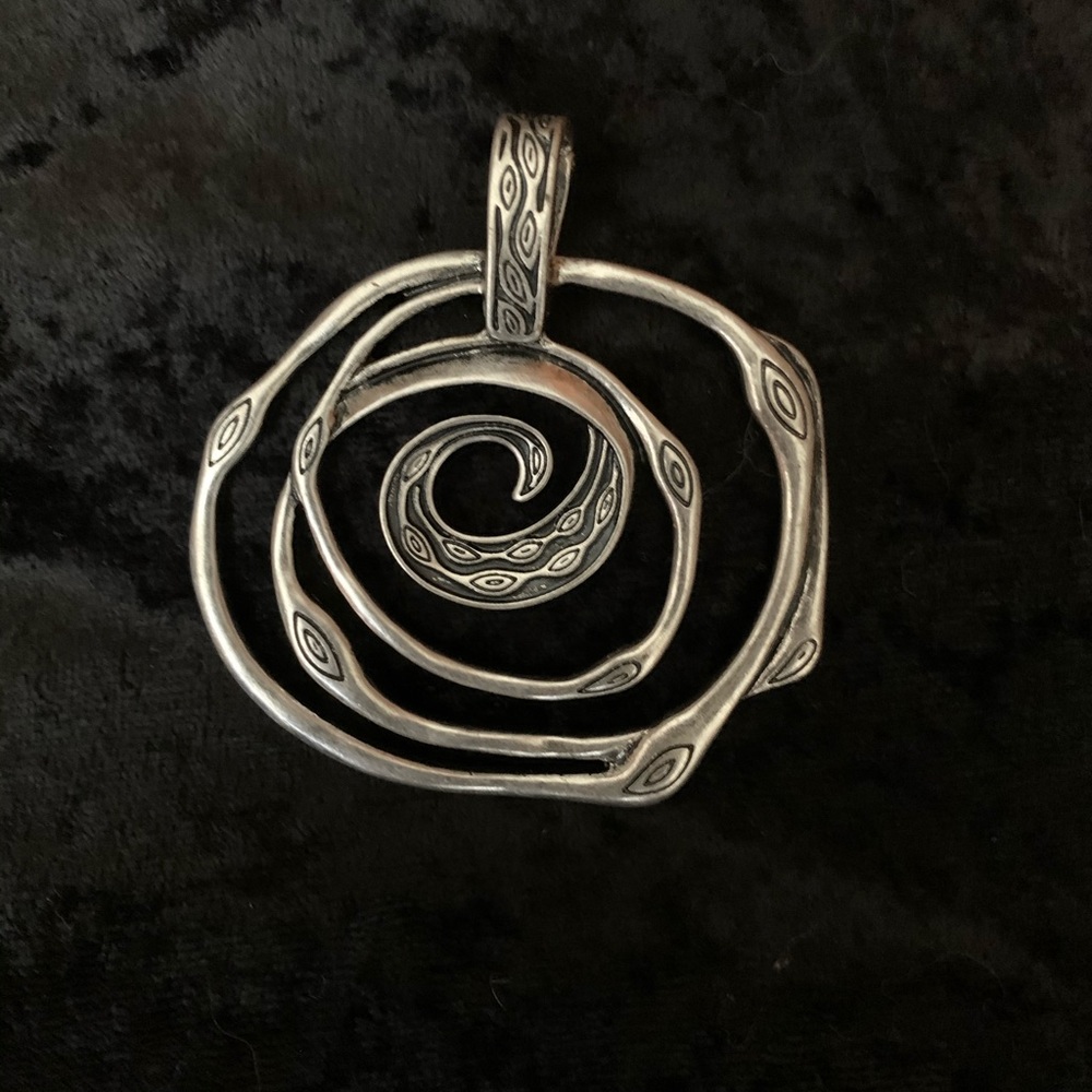 Premier Designs Swirl Pendant